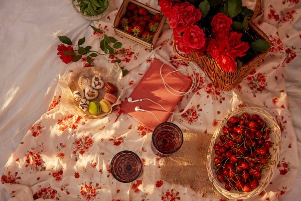 How to Style a Lace Pencil Skirt for a Feminine Yet Bold Office Look?